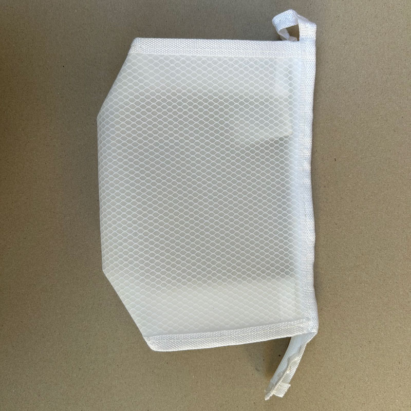 Како очистити јасну козметичку торбу